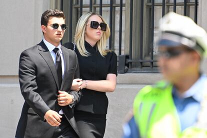 Tiffany Trump, hija del expresidente y de Marla Marples, también ha acudido al funeral por Ivana Trump. Lo hacía del brazo de su esposo, Michael Boulos. 