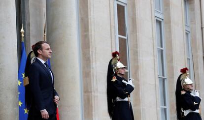 El presidente franc&eacute;s, Emmanuel Macron, espera a un invitado en el Palacio del El&iacute;seo en Par&iacute;s, Francia.