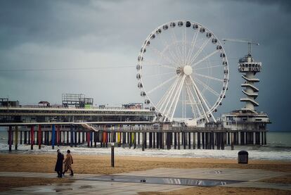 La extensa playa de Scheveningen con su famoso Pier y su gran noria.