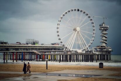 La extensa playa de Scheveningen con su famoso Pier y su gran noria. 