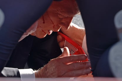 Trump, en el suelo tras el ataque sufrido en el mitin de Butler (Pensilvania).