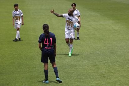 El defensa brasileño Dani Alves practicó unos pases con los juveniles de Pumas.