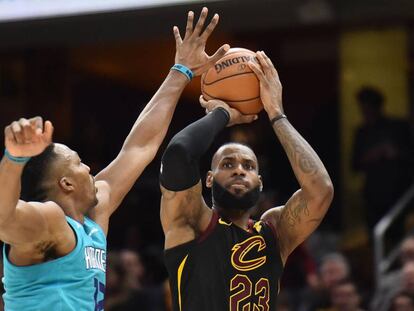 LeBron James lanza ante Dwight Howard.