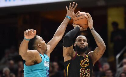 LeBron James lanza ante Dwight Howard.