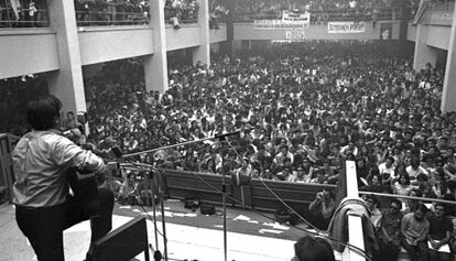 Concierto de Raimon en la Complutense en 1968.