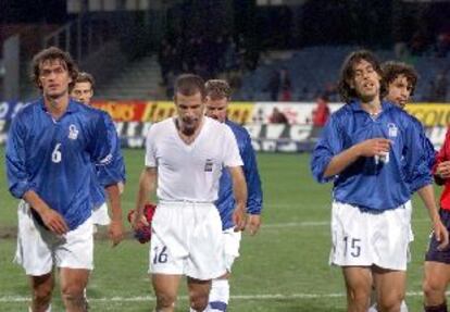 De izda. a dcha., Maldini, Di Biaggio y Torricelli, después de empatar en un amistoso contra España.