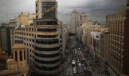 El edificio Carrión con el neón de Schweppes y, al fondo, la Gran Vía.