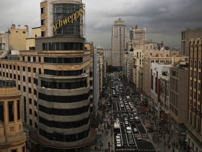 El edificio Carrión con el neón de Schweppes y, al fondo, la Gran Vía.