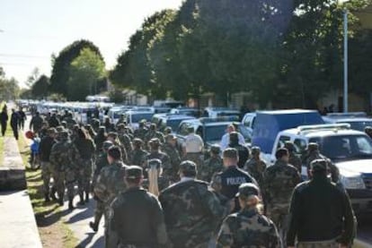 Los efectivos policiales en pleno rastrillaje.