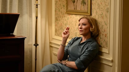 Carol

Custodia

Carol (Cate Blanchett) está en pleno proceso de divorcio. En una visita al despacho de su abogado, descubre que no podrá ver a su hija en Navidad debido a un anormal "patrón de comportamiento" con otras mujeres. Por momentos como este, la película se convirtió en una de las favoritas del año para la crítica.