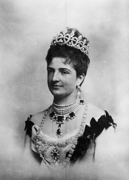 La reina Margarita de Saboya en una foto de archivo luciendo la tiara con nudo Saboya, entre otras joyas.