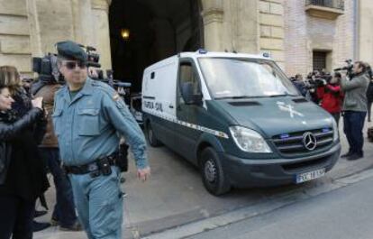 Un furgón de la Guardia Civil traslada a Correa, Crespo y Pérez a prisión.