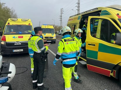 Miembros del Summa 112, este sábado en el lugar de la M-406 en Leganés en el que han colisionado un coche y una furgoneta.