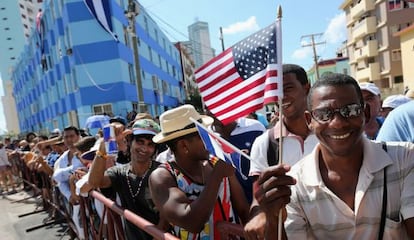 Cientos de cubanos asisten al izado de bandera. 