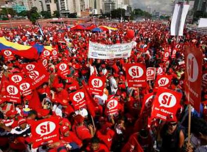 Partidarios de Chávez, en la manifestación convocada ayer en Caracas en apoyo de la reforma constitucional.