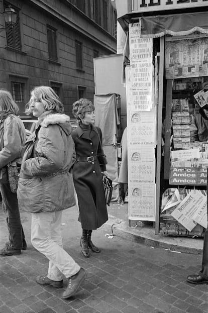 La actriz mantuvo una estrecha relación, extrañamente cordial, con los paparazzi de la época. Su amistad con Pierluigi Praturlon, quizá el fotógrafo más emblemático de la Roma de finales de los 50, le garantizó un respeto casi reverencial por parte de la prensa. Aquí, pillada durante unas compras por la ciudad.