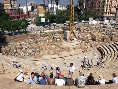 Teatro romano de Málaga, con las obras del Museo Picasso al fondo.