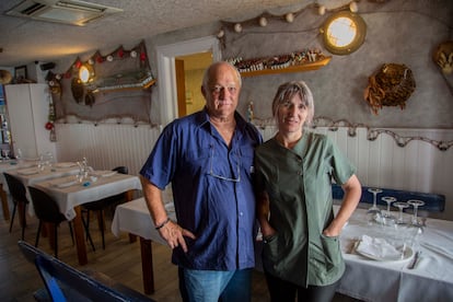 Los propietarios de La Hermandad de Pescadores, Iñaki Bergés y Maite Martínez, en la sala del restaurante.