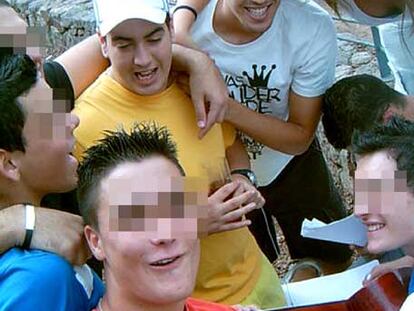 Iván Robaina, con gorra, rodeado de sus amigos.