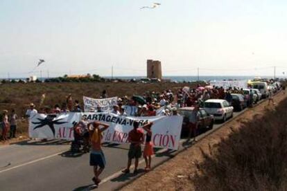 Manifestantes contra la especulación urbanística en Águilas (Murcia), frente al cabo Cope, en julio pasado.