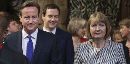 David Cameron con la líder laborista Harriet Harman y, detrás, George Osborne, canciller del Exchequer.