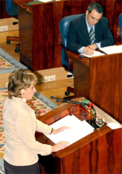Esperanza Aguirre expone su programa político en la Asamblea de Madrid en presencia del portavoz del PSOE, Rafael Simancas.