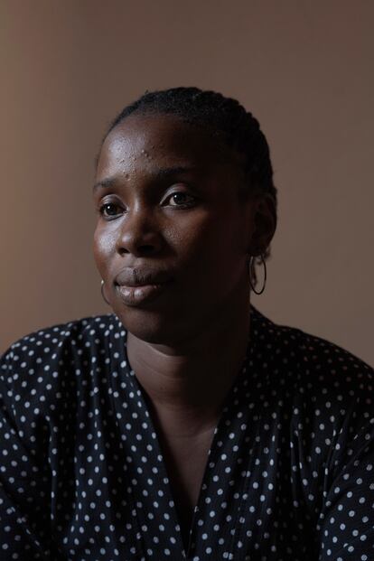 Aminata Cissé es la hermana de Lamine, vive en Guédiwaye, en la región de Dakar (Senegal). Aminata se enteró de la desaparición de su hermano por una llamada de su padre desde Casamance días después de que la patera saliera. “Hablábamos a menudo por Whatsapp, pero nunca me había contado que se quería ir a Europa”. Quien avisó a la familia fue Sadio, el tio de Lamine y Aminata, quien vive actualmente en España. Los padres de Lamine creen que su hijo está preso en Marruecos o en las islas Canarias. Tanto Aminata como sus padres acuden a los marabuts locales para intentar tener información del paradero de Lamine. Son ellos quienes les confirman que sigue vivo.