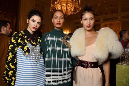 Las modelos son hoy estrellas tanto sobre la pasarela como en las fiestas que se celebran en el marco de la Semana de la Moda de París. En la imagen, de izquierda a derecha, Kendall Jenner, Joan Smalls y Bella Hadid tras el desfile de Miu Miu.