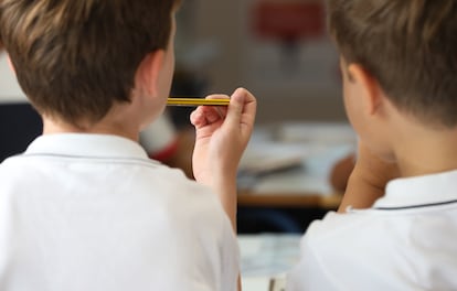 Dos niños, el primer día de clase en un colegio de Madrid en 2022.