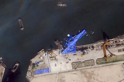 Una imagen de satélite muestra el buque de guerra norcoreano semihundido, cubierto con lonas azules y rodeado por botes que trabajan en su reparación. 