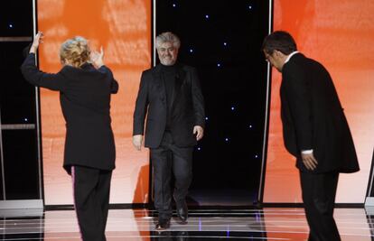 El director Pedro Almodóvar (centro) sorprende al presentador de la gala de 2010, Andreu Buenafuente (derecha), y la actriz Rosa María Sardá.