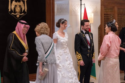 El heredero al trono de Jordania, el príncipe Hussein (28 años), y la arquitecta saudí Rajwa Al Saif (28 años) se dieron el "sí, quiero" este jueves 1 de junio en Amán, en una boda llena de invitados de la realeza mundial y jefes de Estado. Después de una íntima ceremonia con 140 invitados, y ya convertidos en marido y mujer, celebraron una multitudinaria recepción nupcial en el palacio de Al Husseiniya, donde la nueva princesa de Jordania lució un segundo vestido de novia lleno de detalles florales. En la imagen, los novios saludan a la reina Sofía y la reina consorte de Bután.