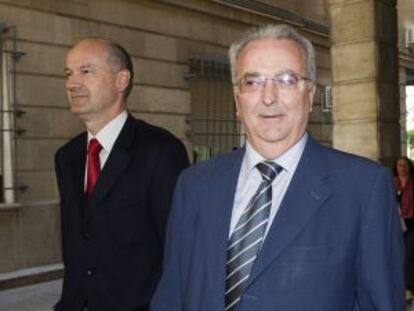 Antonio Fernández junto a su abogado, en los juzgados sevillanos.