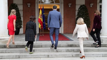 El presidente del Gobierno, Pedro Sánchez (c), acompañado por la vicepresidenta tercera, Yolanda Díaz (i), la vicepresidenta primera del Gobierno, Carmen Calvo (2-i), la vicepresidenta segunda, Nadia Calviño (2-d), y la vicepresidenta cuarta del Gobierno y ministra para la Transición Ecológica y el Reto Demográfico, Teresa Ribera (d), se retira tras ofrecer una comparecencia sobre los cambios en su Ejecutivo, el martes en el Palacio de la Moncloa.