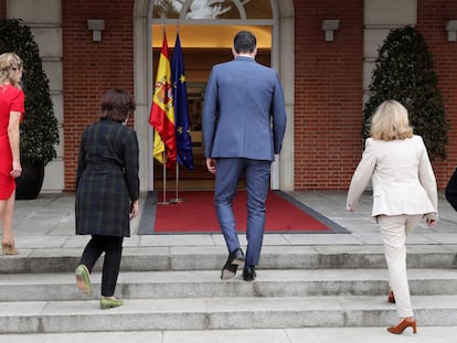 El presidente del Gobierno, Pedro Sánchez (c), acompañado por la vicepresidenta tercera, Yolanda Díaz (i), la vicepresidenta primera del Gobierno, Carmen Calvo (2-i), la vicepresidenta segunda, Nadia Calviño (2-d), y la vicepresidenta cuarta del Gobierno y ministra para la Transición Ecológica y el Reto Demográfico, Teresa Ribera (d), se retira tras ofrecer una comparecencia sobre los cambios en su Ejecutivo, el martes en el Palacio de la Moncloa.