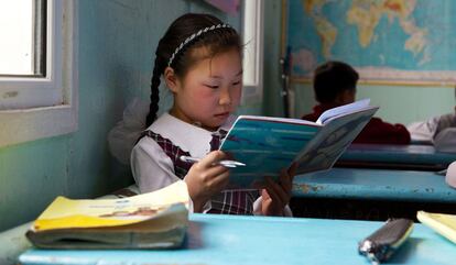 Una niña estudia en un colegio de Murun, en Mongolia, país que está desarrollando nuevos programas para mejorar su sistema educativo.