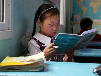 Una niña estudia en un colegio de Murun, en Mongolia, país que está desarrollando nuevos programas para mejorar su sistema educativo.