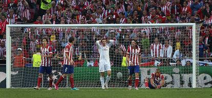 Gareth Bale se lamenta tras una oportunidad fallida rodeado de jugadores del Atl&eacute;tico,