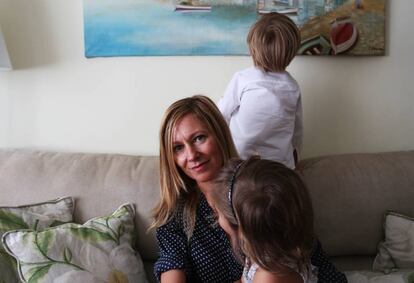 Belén Urbano junto a sus hijos, en su casa.