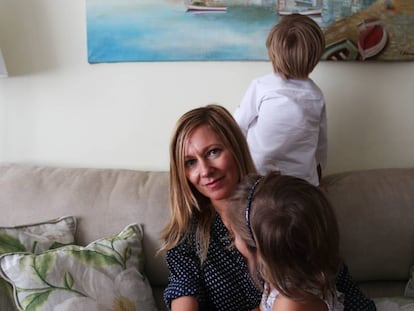 Bel&eacute;n Urbano junto a sus hijos, en su casa.