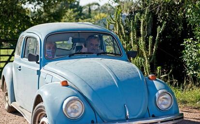 Abran paso. Jos&eacute; Mujica, al volante de su escarabajo, con su esposa, la senadora Luc&iacute;a Topolansky.
