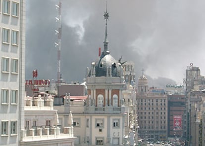 Esta imagen, tomada por una lectora de <b>ELPAIS.es</b> muestra los primeros momentos del incendio desde la Plaza de Espa?a.