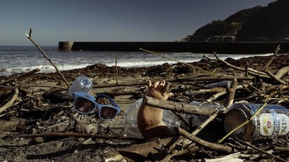 Una playa llena de basura.