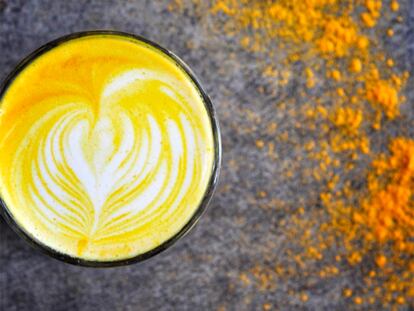 Cúrcuma latte, la superbebida dorada que vuelve loco a Internet