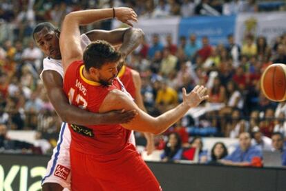 Marc Gasol y Boris Diaw luchan por el balón.