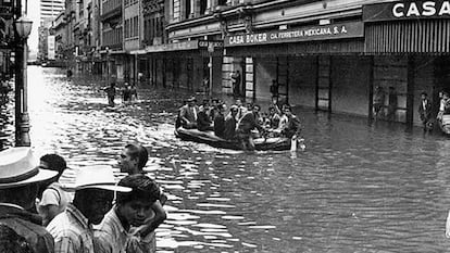 Una lancha repleta de personas se desplaza en el centro de la Ciudad de México, en julio de 1951.