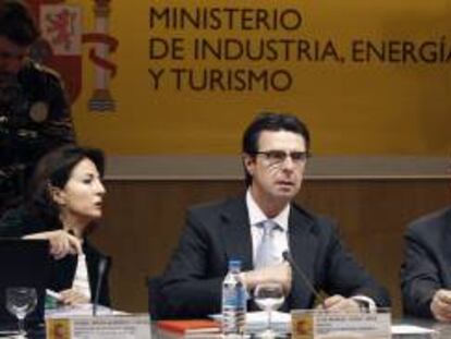 El ministro de Industria José Manuel Soria (c) la secretaria de Estado de Turismo, Isabel María Borrego Cortés, y el director de Turespaña, Manuel Butler, durante su asistencia a la Conferencia Sectorial de Turismo, en el Ministerio de Industria en Madrid. EFE/Archivo