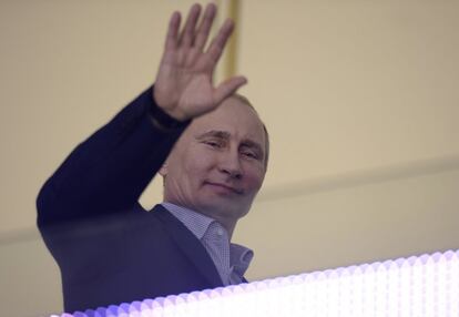 El presidente ruso, Vladimir Putin, saludando durante el partido de hockey entre EEUU y Rusia de la ronda preliminar del grupo A en los Juegos de Sochi.