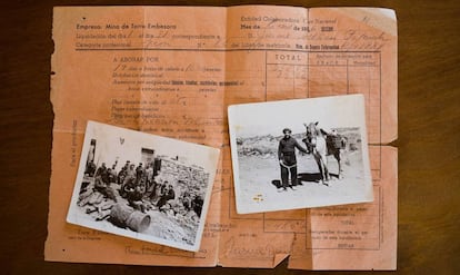 Una antigua nómina junto a dos fotos de trabajadores en la mina.