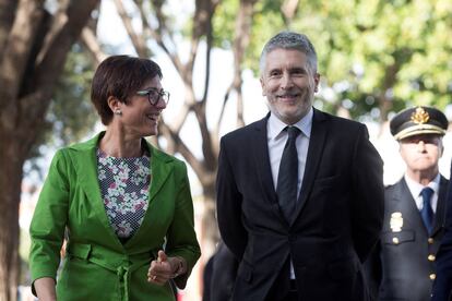 El ministro del Interior, Fernando Grande-Marlaska, junto a la subdelegada del Gobierno en Málaga, María Gámez, el 19 de marzo en la ciudad andaluza.